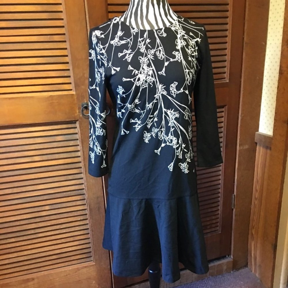 Dolcezza black dress with white floral decoration